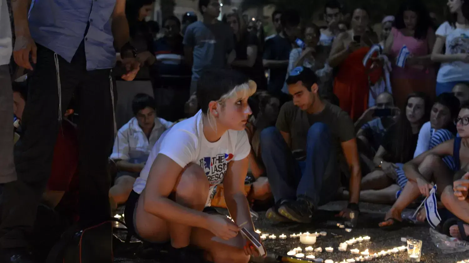 מדליקים נרות בכיכר רבין לזכר החטופים שגופותיהם נמצאו הערב. יוני 2014 מדליקים נרות בכיכר רבין לזכר החטופים שגופותיהם נמצאו הערב. יוני 2014