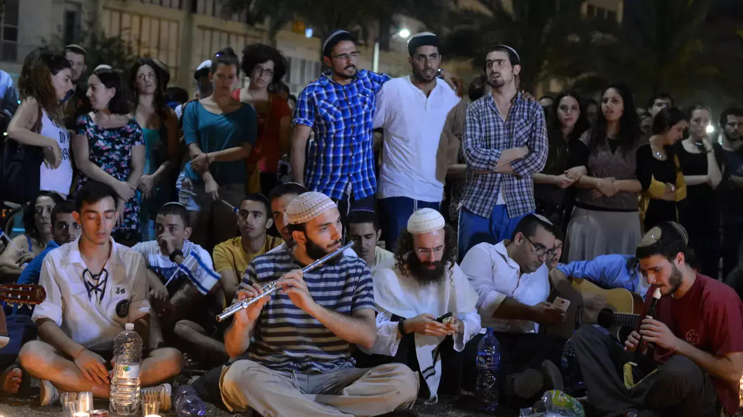 מדליקים נרות בכיכר רבין לזכר החטופים שגופותיהם נמצאו הערב. יוני 2014 מדליקים נרות בכיכר רבין לזכר החטופים שגופותיהם נמצאו הערב. יוני 2014