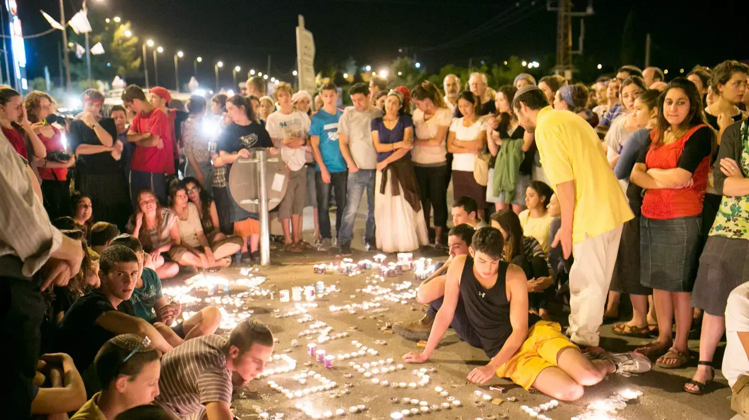 מדליקים נרות לזכר החטופים שנמצאו מתים, צומת גוש עציון מדליקים נרות לזכר החטופים שנמצאו מתים, צומת גוש עציון