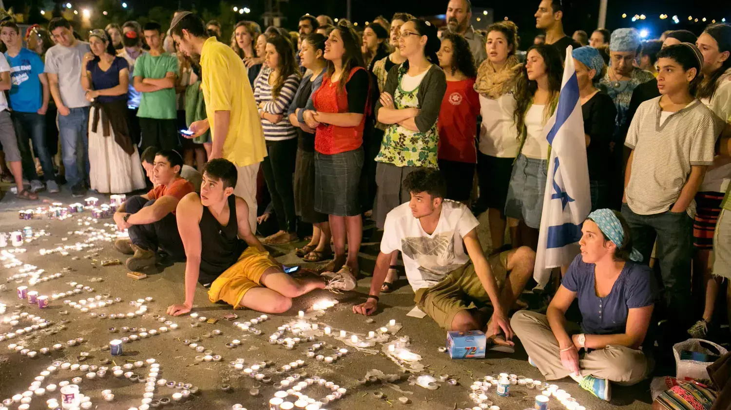 מדליקים נרות לזכר החטופים שנמצאו מתים, צומת גוש עציון מדליקים נרות לזכר החטופים שנמצאו מתים, צומת גוש עציון
