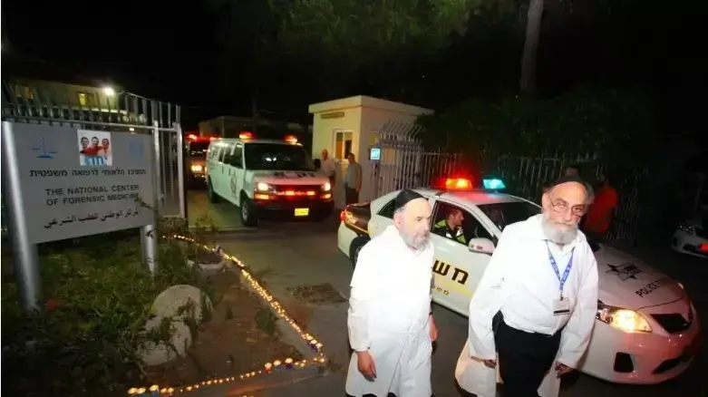 אמבולנסים ובתוכם גופות החטופים יוצאים מבית החולים מאבו כביר. יוני 2014 אמבולנסים ובתוכם גופות החטופים יוצאים מבית החולים מאבו כביר. יוני 2014