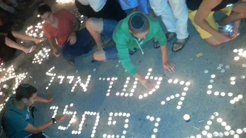 עשרות בני אדם התאספו בכיכר ציון לשיר שירים ולהדליק נרות נשמה. עשרות בני אדם התאספו בכיכר ציון לשיר שירים ולהדליק נרות נשמה.