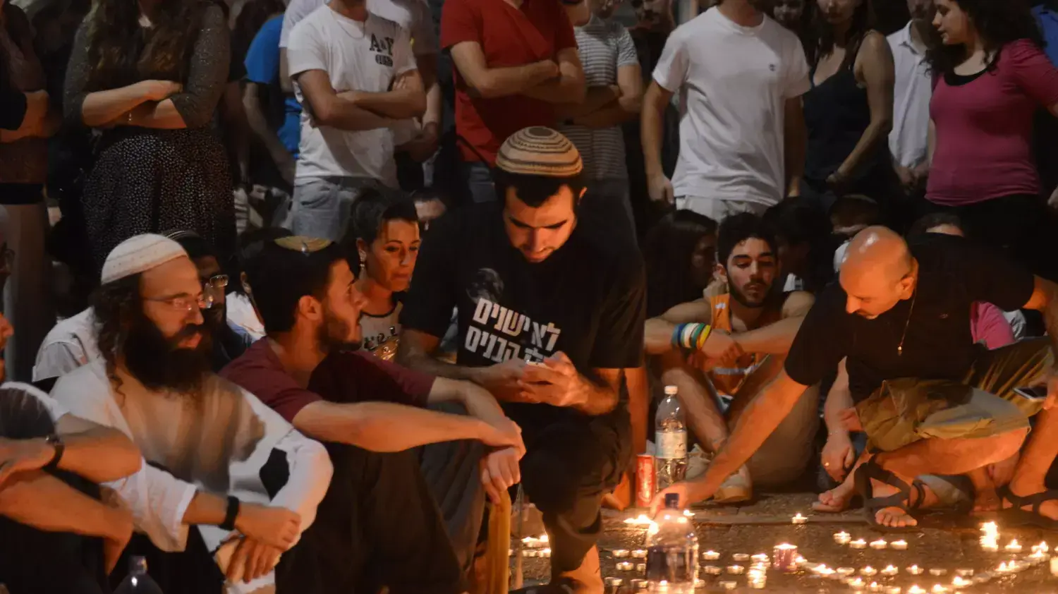 מדליקים נרות בכיכר רבין לזכר החטופים שגופותיהם נמצאו הערב. יוני 2014 מדליקים נרות בכיכר רבין לזכר החטופים שגופותיהם נמצאו הערב. יוני 2014
