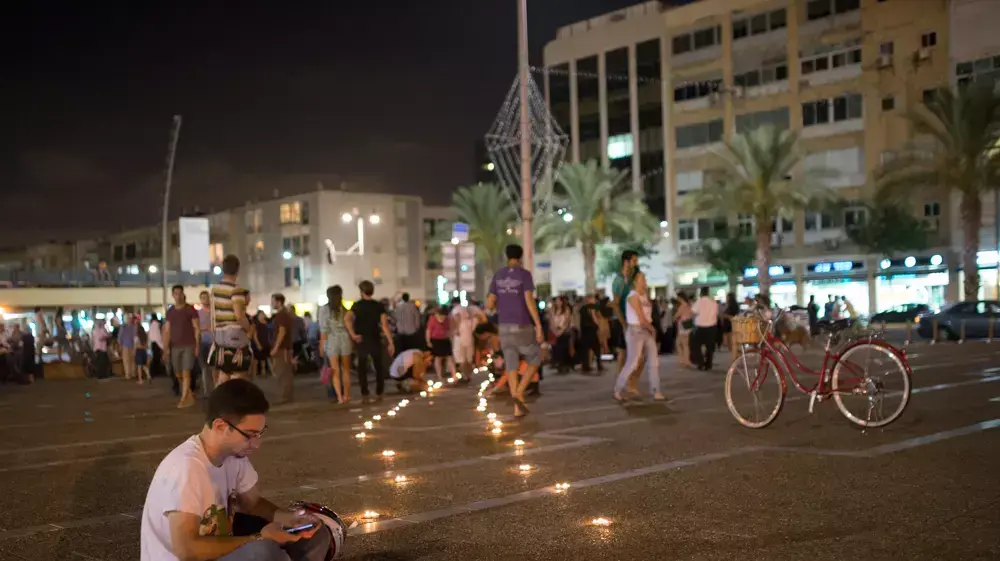 עצרת בכיכר רבין לאחר ההודעה על מותם של שלושת הנערים עצרת בכיכר רבין לאחר ההודעה על מותם של שלושת הנערים