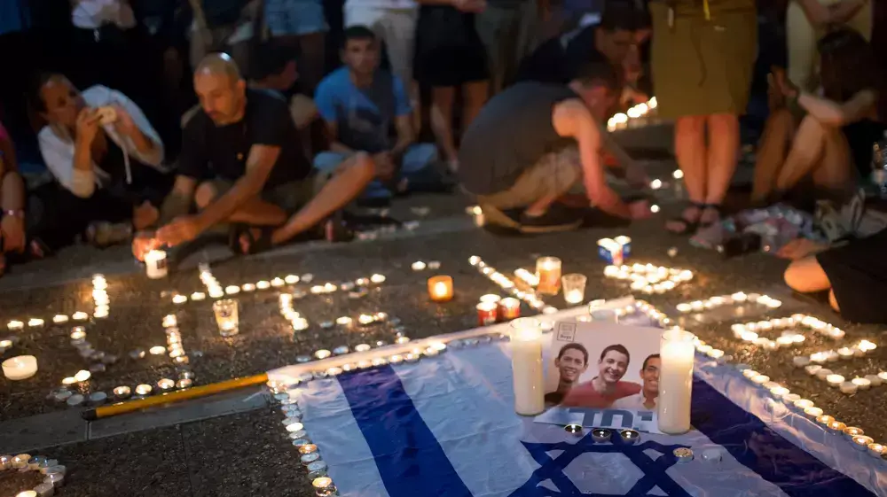 עצרת בכיכר רבין לאחר ההודעה על מותם של שלושת הנערים