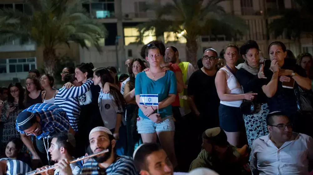 מדליקים נרות בכיכר רבין לזכר החטופים שגופותיהם נמצאו הערב. יוני 2014 מדליקים נרות בכיכר רבין לזכר החטופים שגופותיהם נמצאו הערב. יוני 2014