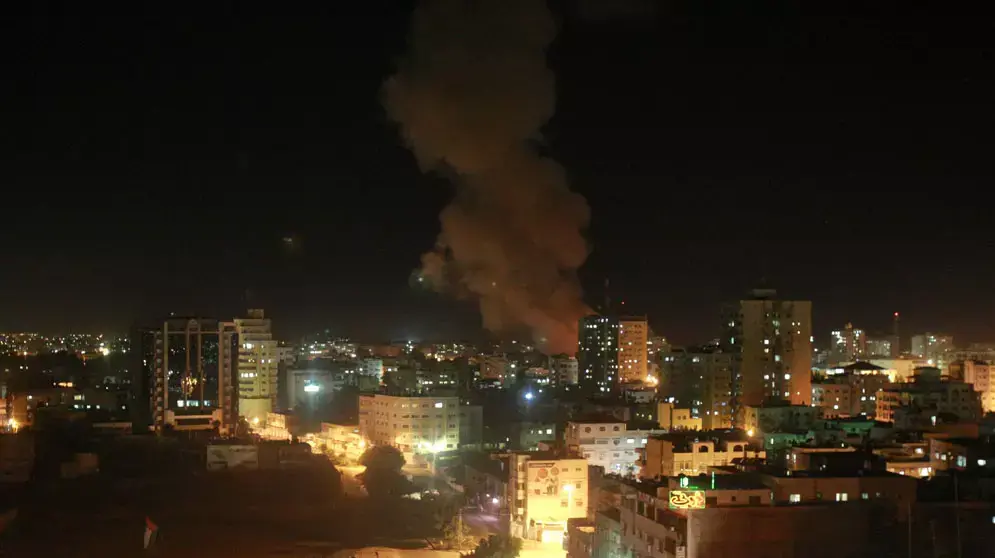 עשן מיתמר מעל עזה לאחר תקיפות צה"ל במסגרת מבצע "עמוד ענן", נובמבר 2012