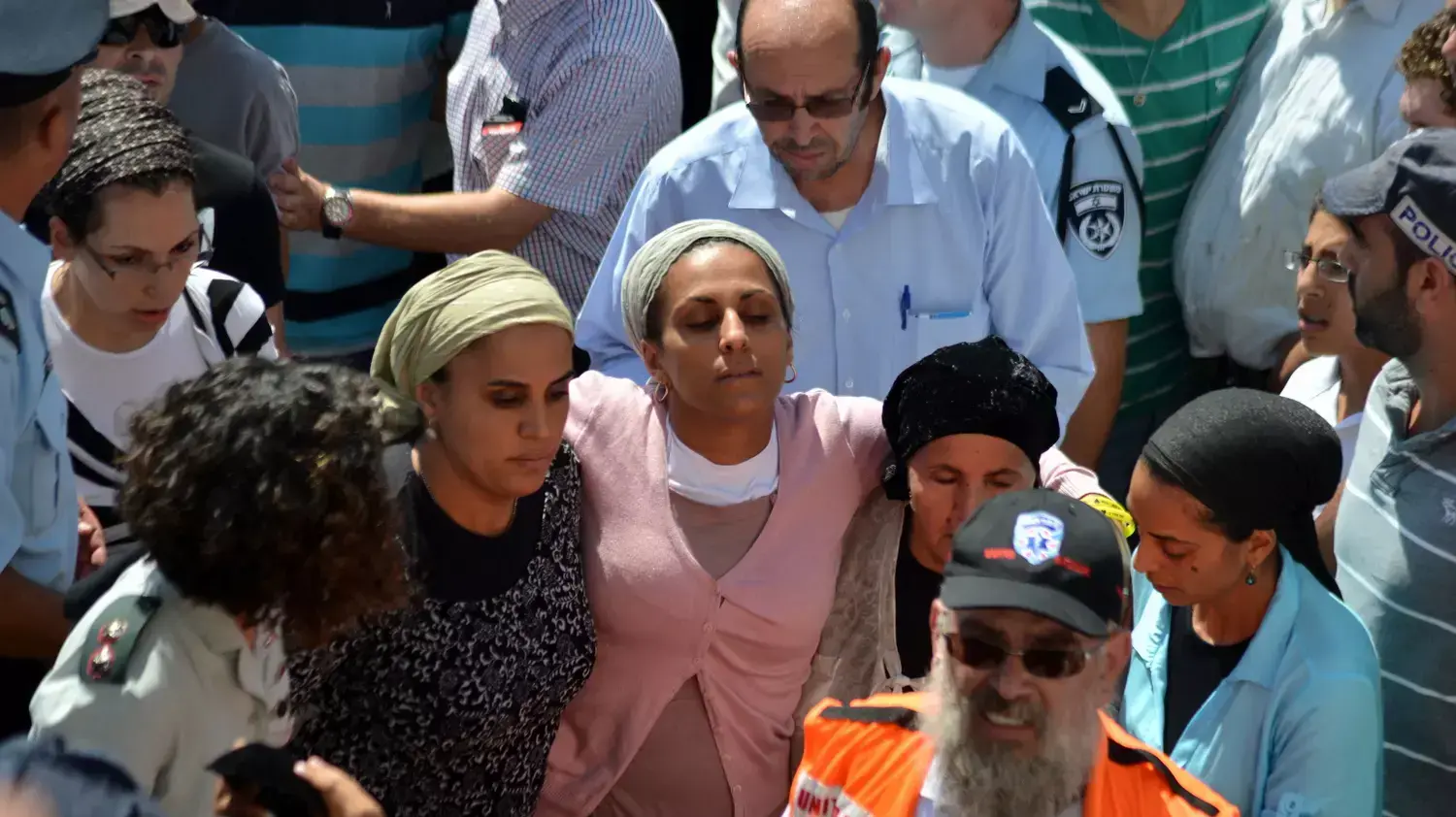 טקס האשכבה ביישוב אלעד לקראת מסע הלוויה של שלושת הנערים, יוני 2014 טקס האשכבה ביישוב אלעד לקראת מסע הלוויה של שלושת הנערים, יוני 2014