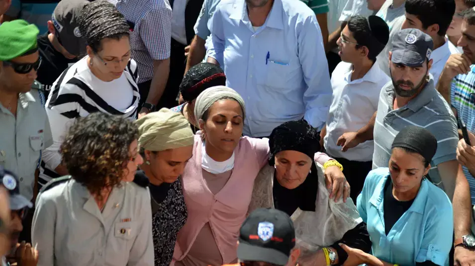 טקס האשכבה ביישוב אלעד לקראת מסע הלוויה של שלושת הנערים, יוני 2014 טקס האשכבה ביישוב אלעד לקראת מסע הלוויה של שלושת הנערים, יוני 2014