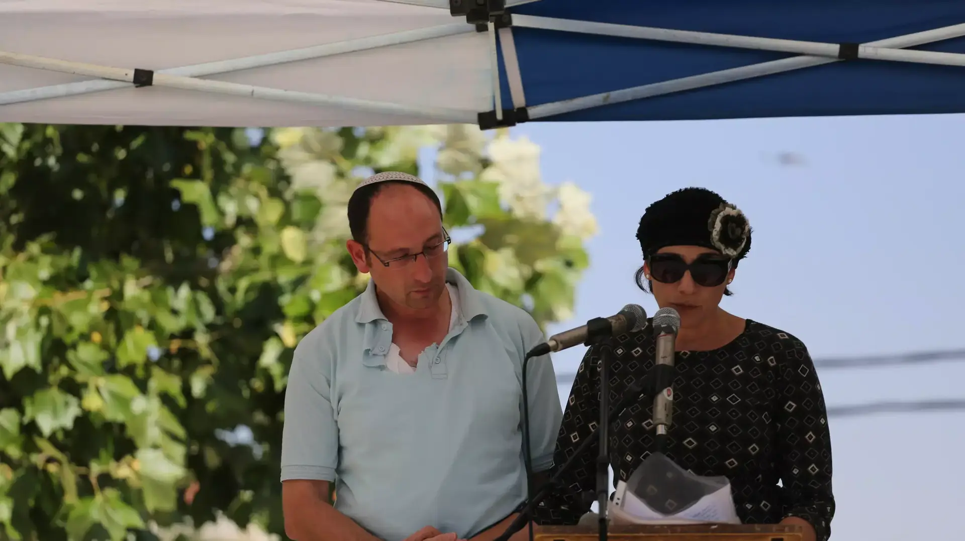 אופיר ובת גלים שער, הוריו של גלעד שער, סופדים לו, יוני 2014 אופיר ובת גלים שער, הוריו של גלעד שער, סופדים לו, יוני 2014