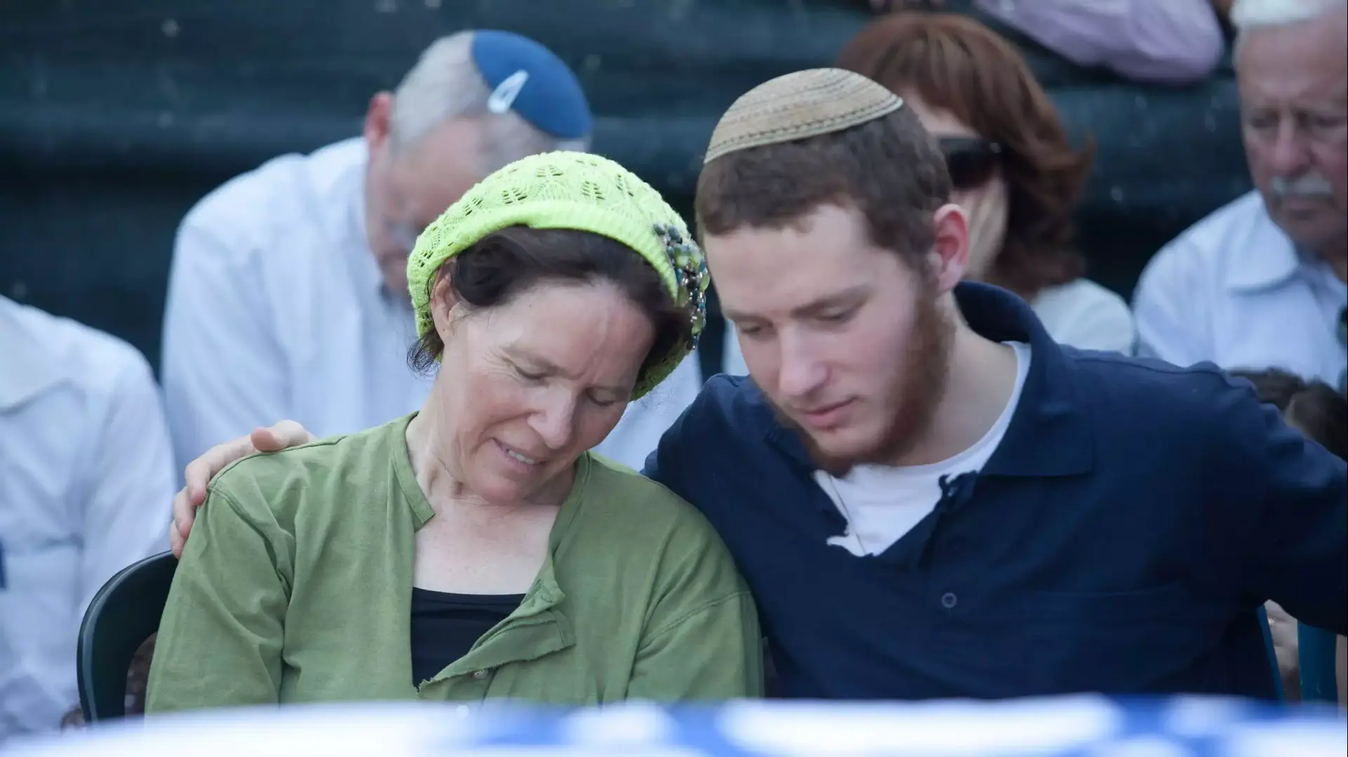 אמו של נפתלי פרנקל, רחל פרנקל, בטקס האשכבה בנוף איילון לקראת מסע הלוויה של שלושת הנערים, יוני 2014 אמו של נפתלי פרנקל, רחל פרנקל, בטקס האשכבה בנוף איילון לקראת מסע הלוויה של שלושת הנערים, יוני 2014