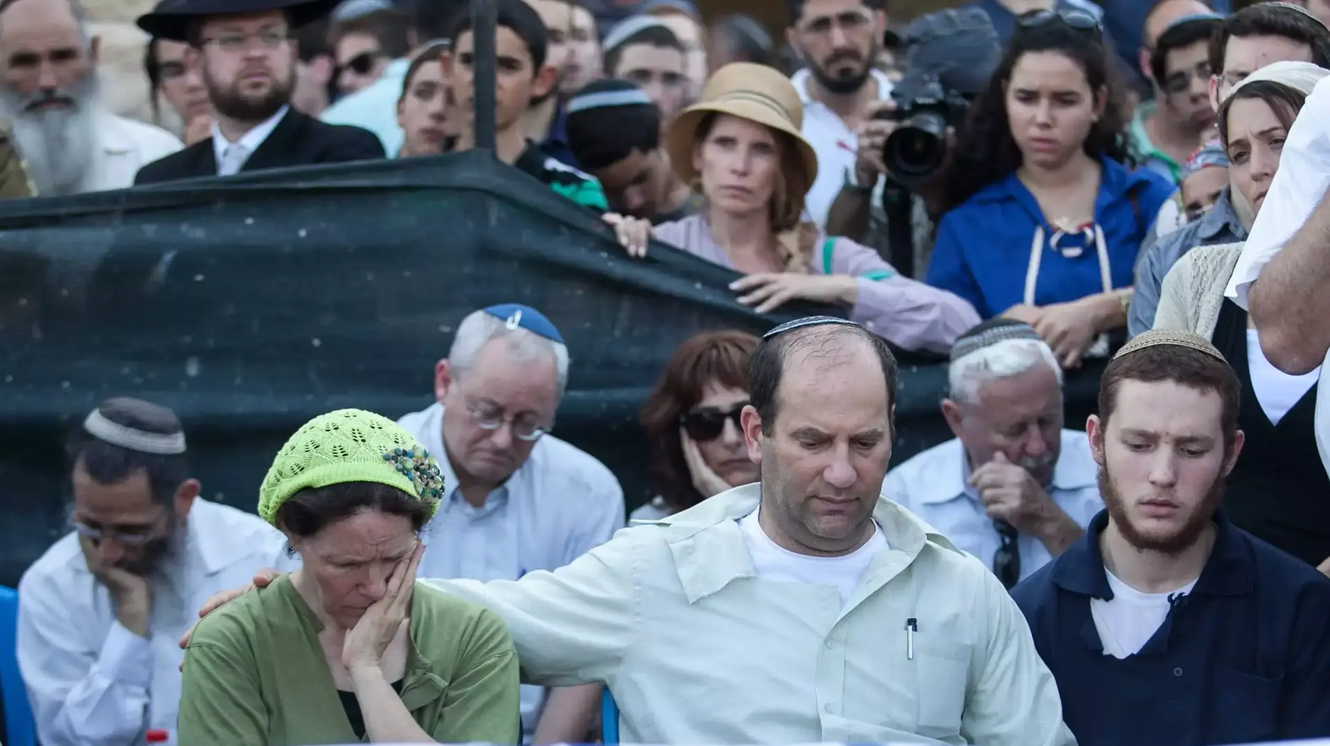 הוריו של נפתלי פרנקל, אברהם ורחל פרנקל, בטקס האשכבה בנוף איילון לקראת מסע הלוויה של שלושת הנערים, יוני 2014
