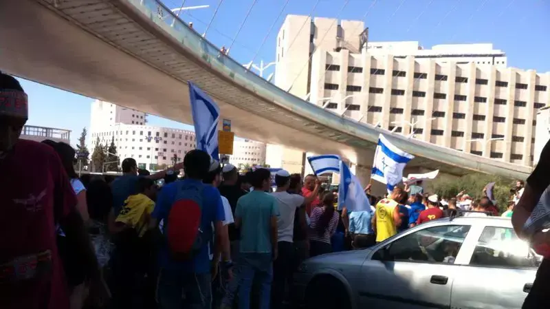 הפגנת פעילי ימין בכניסה לירושלים בעקבות רצח הנערים, יוני 2014 הפגנת פעילי ימין בכניסה לירושלים בעקבות רצח הנערים, יוני 2014