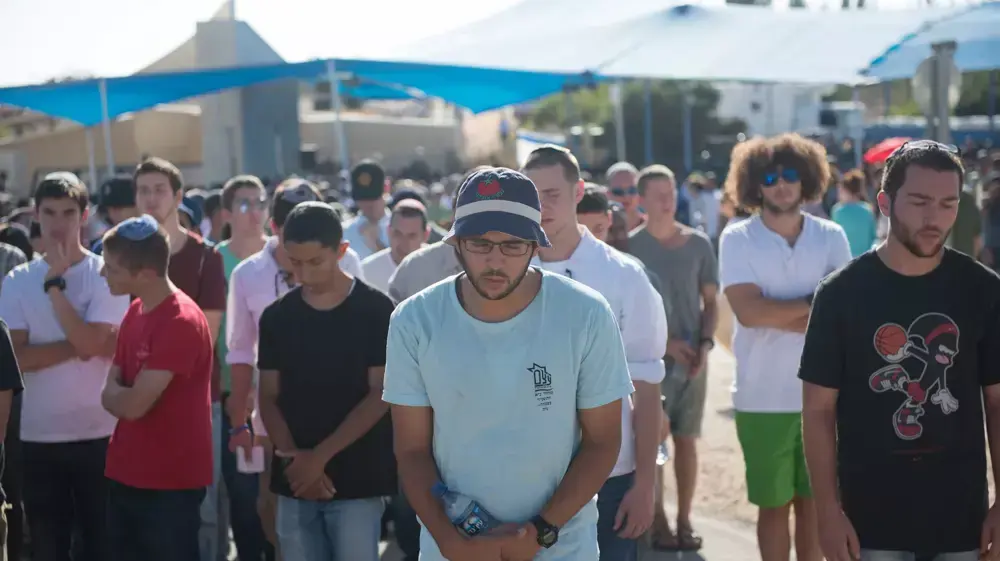 אזרחים בבית העלמין במודיעין בהלווייתם של שלושת הנערים שנחטפו ונרצחו אזרחים בבית העלמין במודיעין בהלווייתם של שלושת הנערים שנחטפו ונרצחו