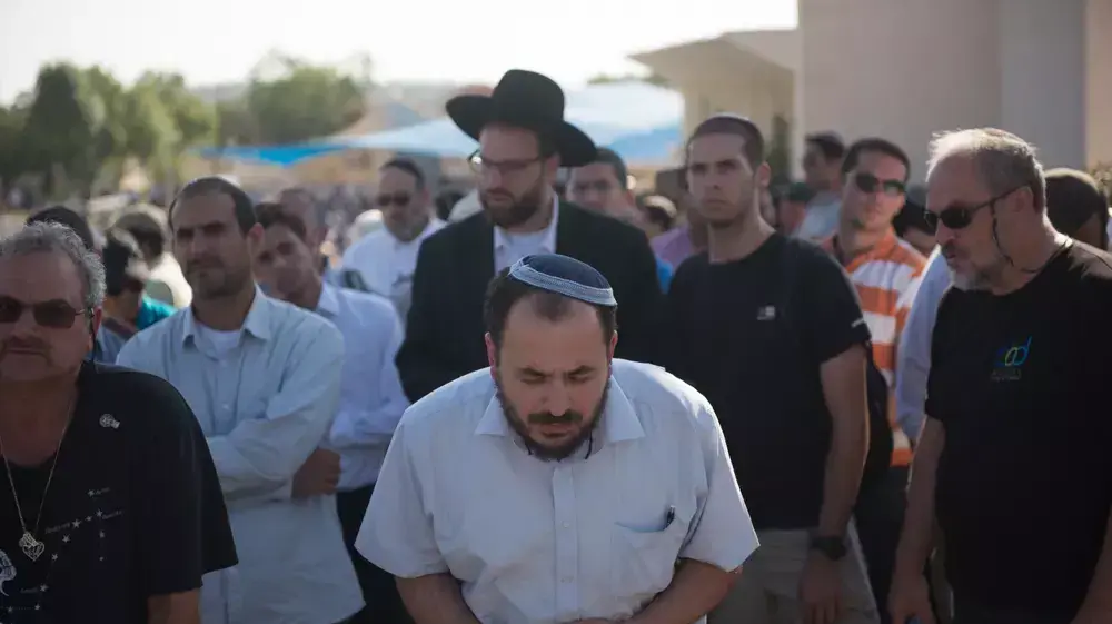 אזרחים בבית העלמין במודיעין בהלווייתם של שלושת הנערים שנחטפו ונרצחו אזרחים בבית העלמין במודיעין בהלווייתם של שלושת הנערים שנחטפו ונרצחו