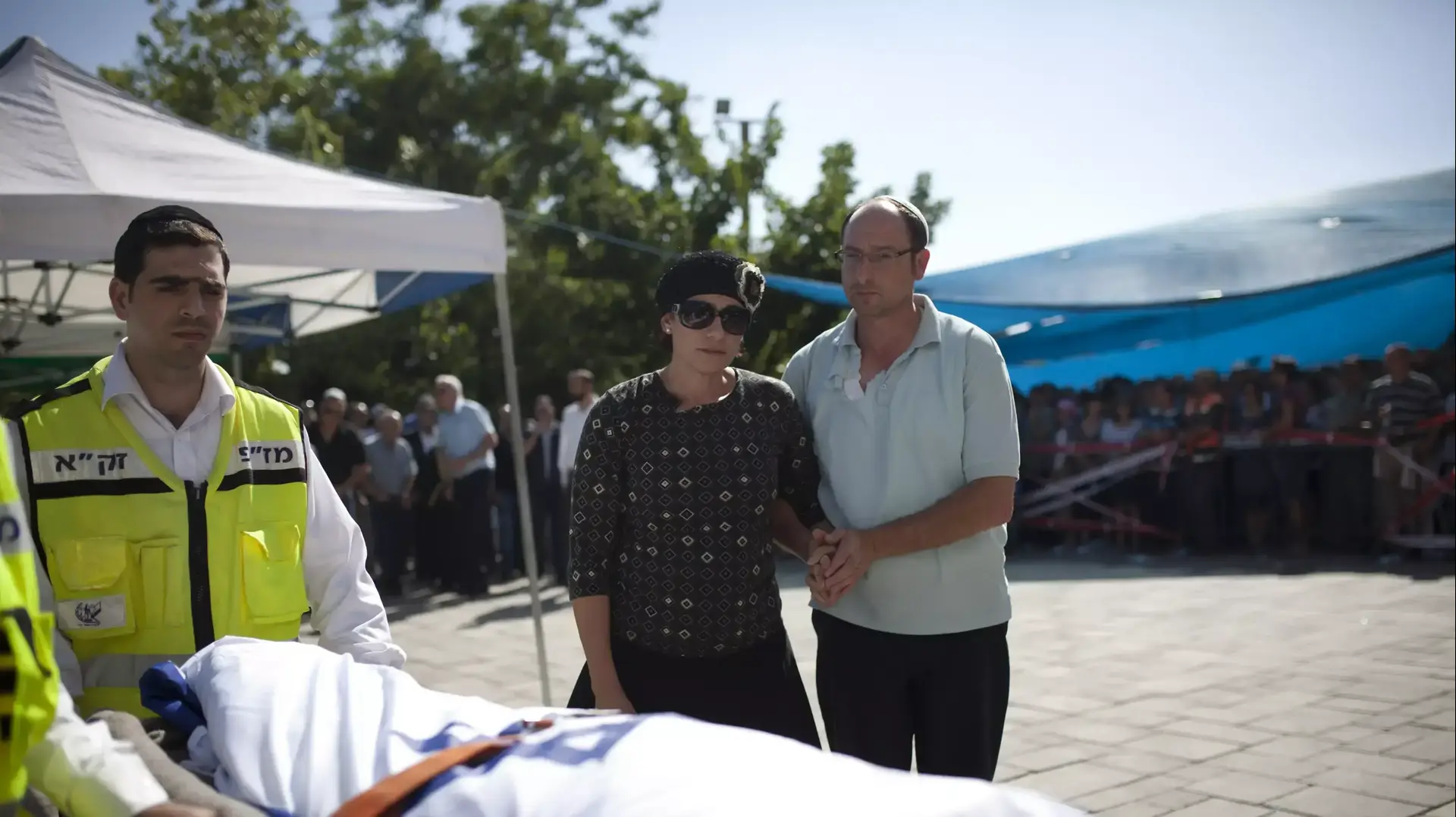 הוריו של גיל-עד שער, אופיר ובת גלים שער, מלווים את בנם למנוחת עולמים, יוני 2014