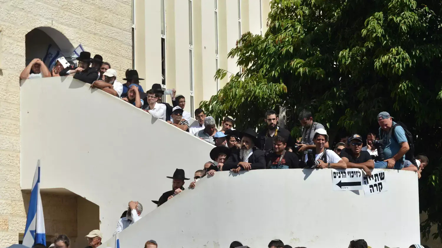 טקס האשכבה ביישוב אלעד לקראת מסע הלוויה של שלושת הנערים, יוני 2014 טקס האשכבה ביישוב אלעד לקראת מסע הלוויה של שלושת הנערים, יוני 2014