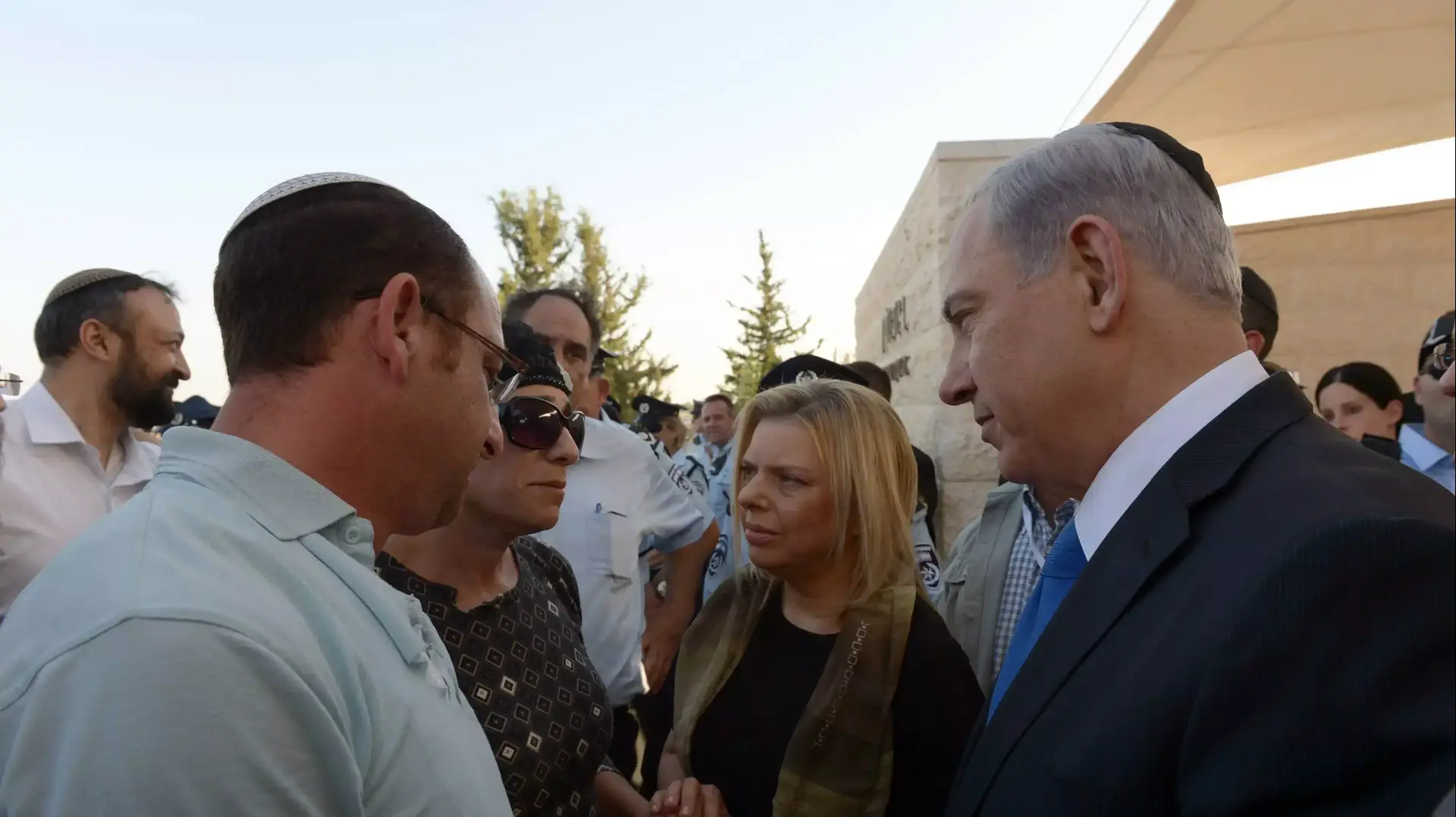 ראש הממשלה בנימין נתניהו והגברת שרה נתניהו בהלוויית שלושת החטופים בבית העלמין במודיעין, יוני 2014 ראש הממשלה בנימין נתניהו והגברת שרה נתניהו בהלוויית שלושת החטופים בבית העלמין במודיעין, יוני 2014