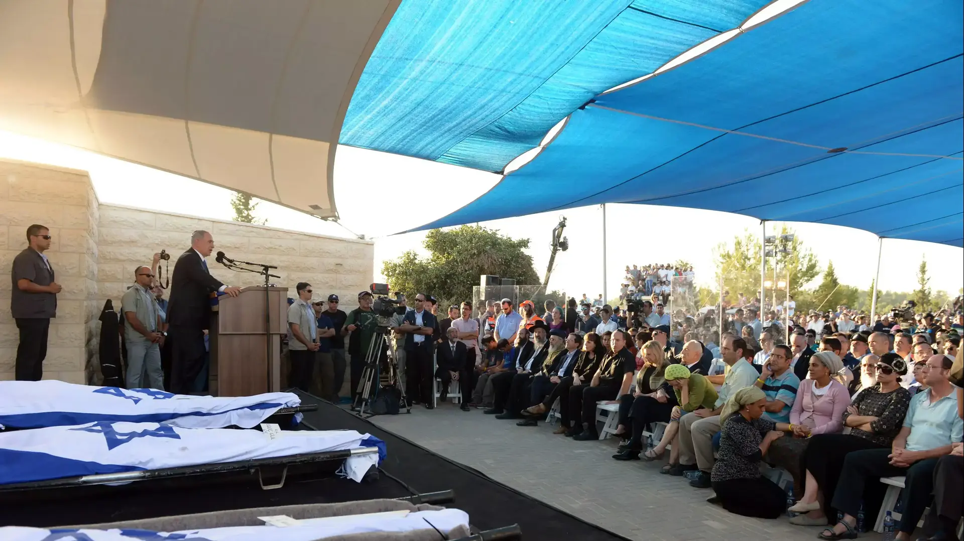 ראש הממשלה בנימין נתניהו והגברת שרה נתניהו בהלוויית שלושת החטופים בבית העלמין במודיעין, יוני 2014 ראש הממשלה בנימין נתניהו והגברת שרה נתניהו בהלוויית שלושת החטופים בבית העלמין במודיעין, יוני 2014