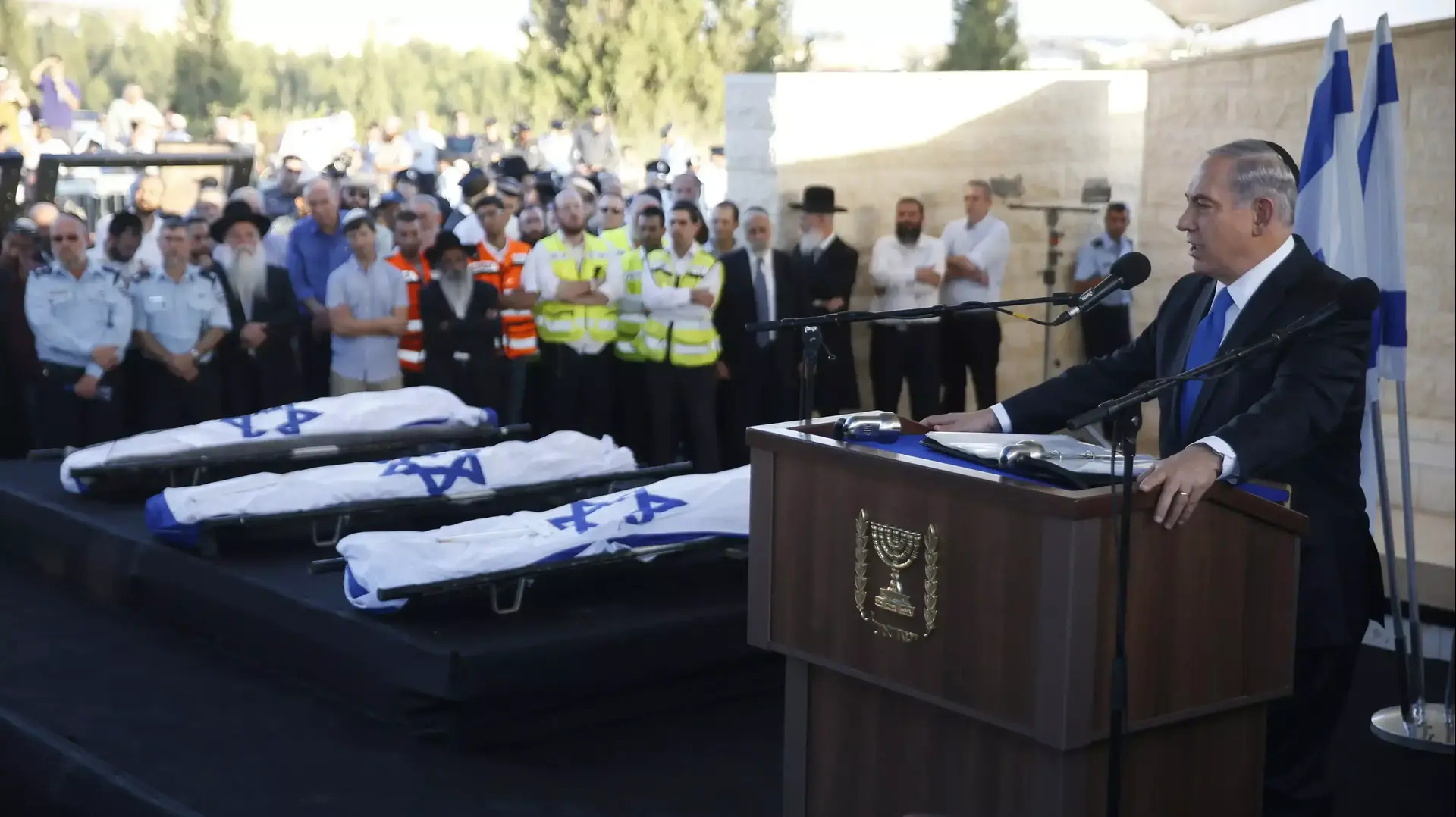 ראש הממשלה בנימין נתניהו בטקס הלוויה של שלותש הנערים החטופים בבית העלמין במודיעין, יוני 2014 ראש הממשלה בנימין נתניהו בטקס הלוויה של שלותש הנערים החטופים בבית העלמין במודיעין, יוני 2014