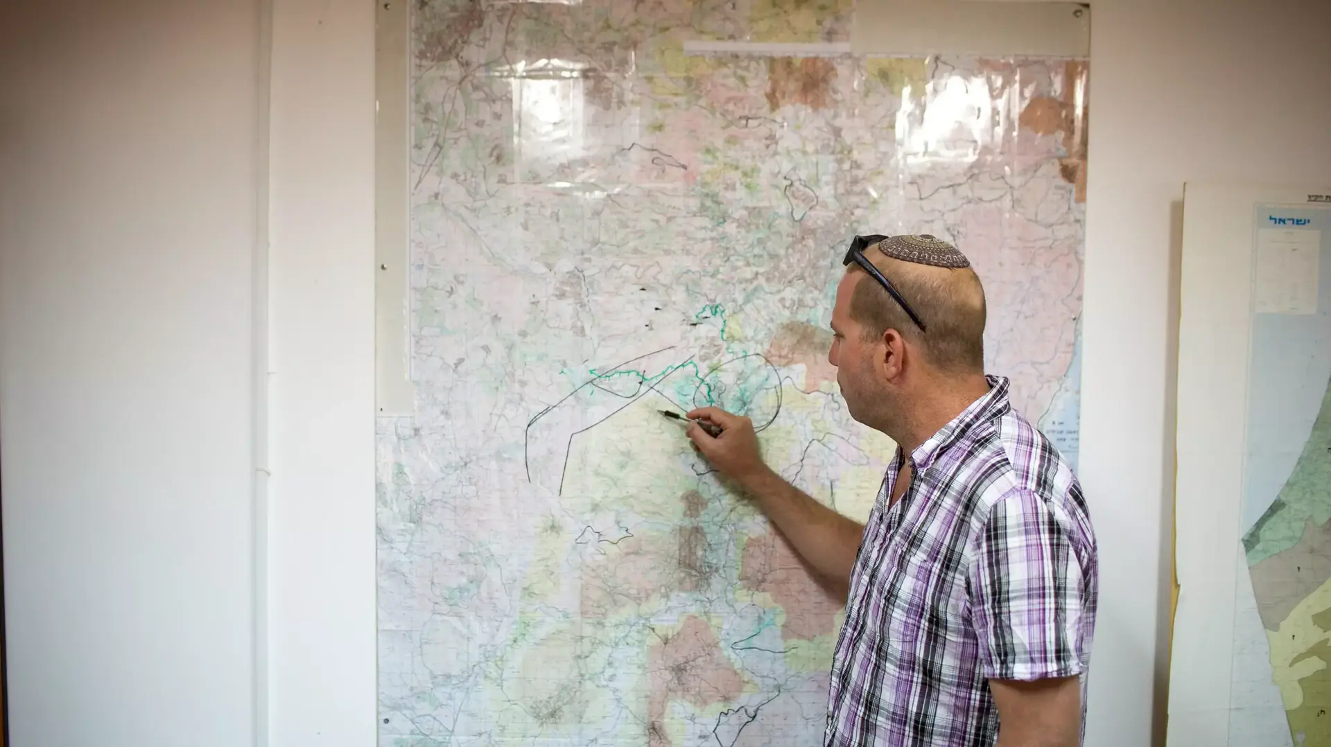 ירון רוזנטל מנהל ביה"ס שדה כפר  עציון והיה שותף לחיפושים של הצוות האזרחי. יולי 2014