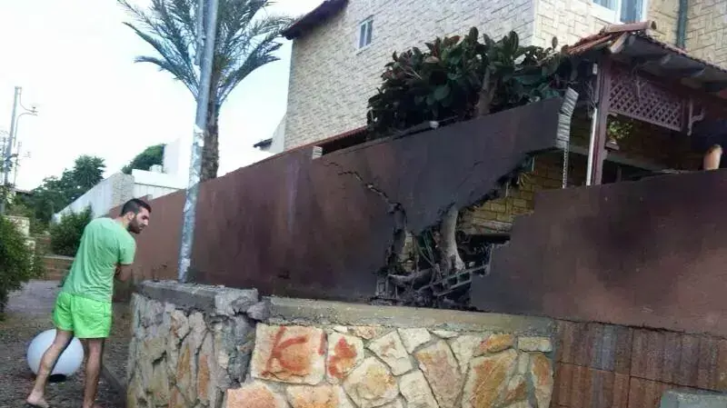 פגיעה ישירה בבית בשדרות. יולי 2014 פגיעה ישירה בבית בשדרות. יולי 2014