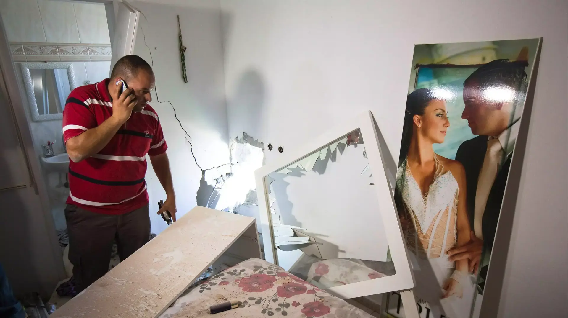 בית בשדרות שנפגע מנפילת רקטה מרצועת עזה, יולי 2014 בית בשדרות שנפגע מנפילת רקטה מרצועת עזה, יולי 2014