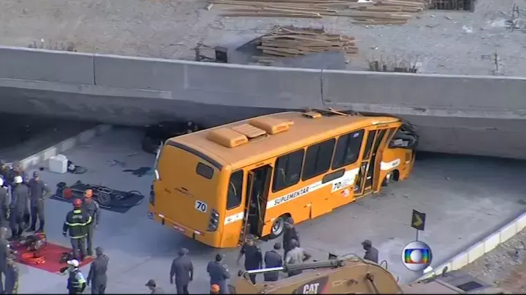 אסון בברזיל: גשר שנבנה למונדיאל קרס על אוטובוס בית ספר
