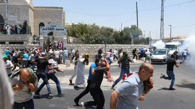 תפילות יום השישי ותחילת עימותים ליד הר הבית בירושלים תפילות יום השישי ותחילת עימותים ליד הר הבית בירושלים