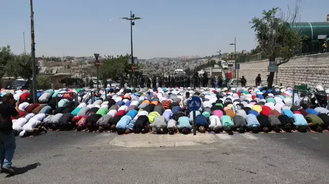 תפילות יום השישי ותחילת עימותים ליד הר הבית בירושלים תפילות יום השישי ותחילת עימותים ליד הר הבית בירושלים