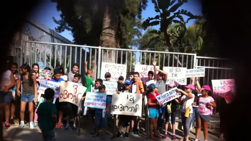 הפגנה נגד מנהלת בית הספר צבי שפירא בתל אביב הפגנה נגד מנהלת בית הספר צבי שפירא בתל אביב