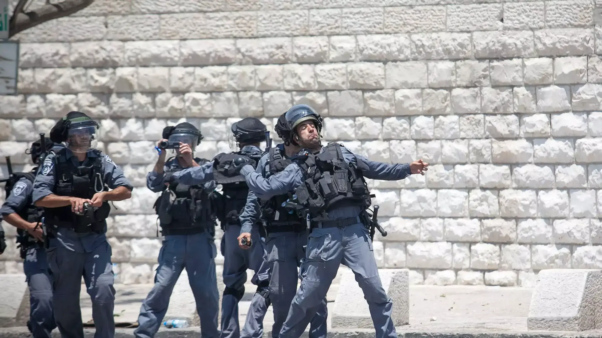 הפרות סדר במזרח ירושלים בזמן הלוויית הנער הפלסטיני שנחטף ונרצח הפרות סדר במזרח ירושלים בזמן הלוויית הנער הפלסטיני שנחטף ונרצח