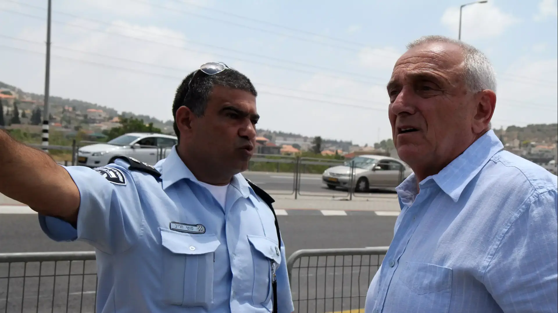 השר לביטחון פנים, יצחק אהרונוביץ', יחד עם מפקד משטרת עירון, ניצב-משנה מוטי חריב בתדרוך בוואדי ערה, 05 ביולי 2014
