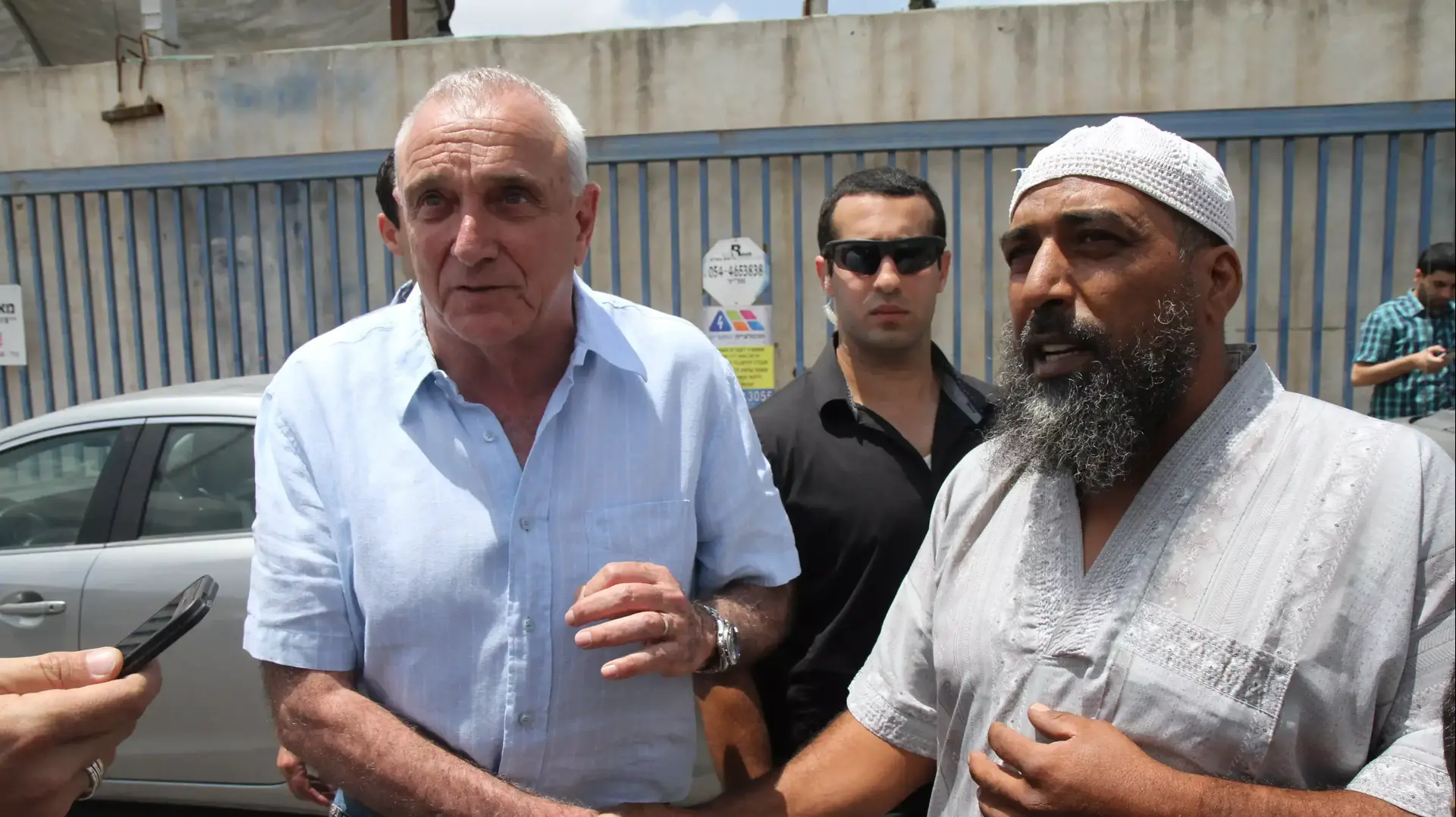 השר לביטחון פנים, יצחק אהרונוביץ', יחד עם מפקד משטרת עירון, ניצב-משנה מוטי חריב בתדרוך בוואדי ערה, 05 ביולי 2014