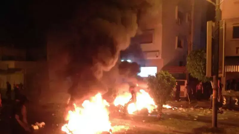 מפגינים השליכו זיקוקים לעבר כוחות הביטחון בטייבה, יולי 2014 מפגינים השליכו זיקוקים לעבר כוחות הביטחון בטייבה, יולי 2014
