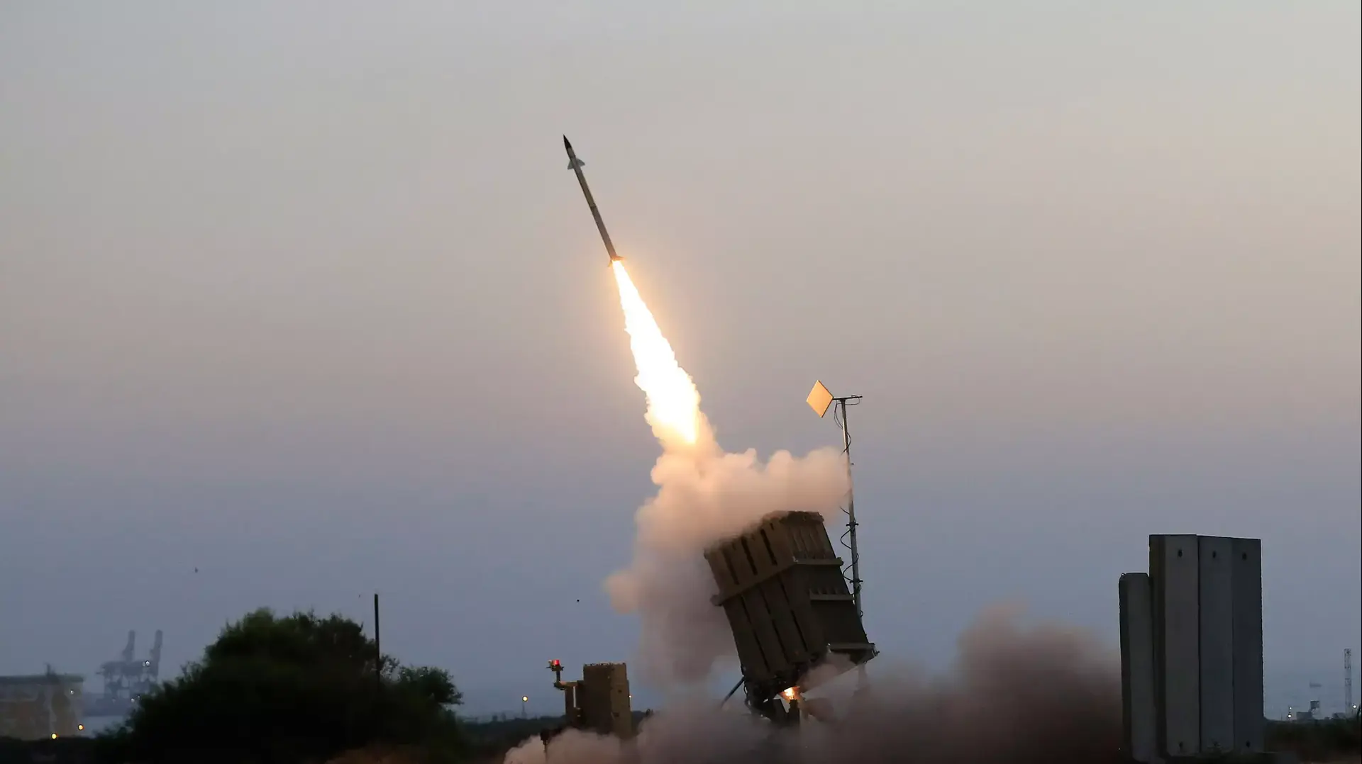 מערכת כיפת ברזל משגרת טיל יירוט ליד אשקלון 5 ביולי 2014 מערכת כיפת ברזל משגרת טיל יירוט ליד אשקלון 5 ביולי 2014