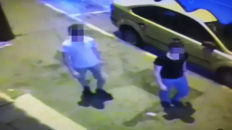 שני אנשים שעומדים בסמוך למקום ממנו נחטף הנער מוחמד אבו-חדיר משועפאט שני אנשים שעומדים בסמוך למקום ממנו נחטף הנער מוחמד אבו-חדיר משועפאט