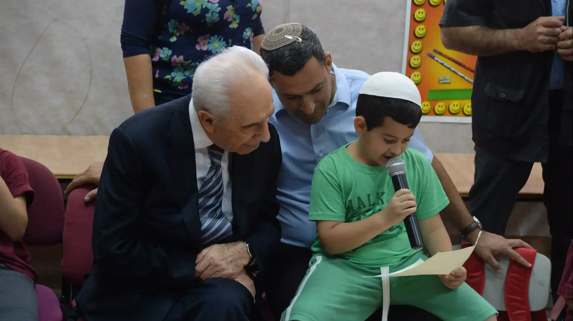 נשיא המדינה שמעון פרס בביקורו הבוקר בשדרות עם ילדים בקייטנת קיץ, יולי 2014 נשיא המדינה שמעון פרס בביקורו הבוקר בשדרות עם ילדים בקייטנת קיץ, יולי 2014
