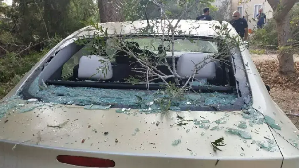 רכב נפגע מנפילת רקטה במועצה אזורית אשכול רכב נפגע מנפילת רקטה במועצה אזורית אשכול