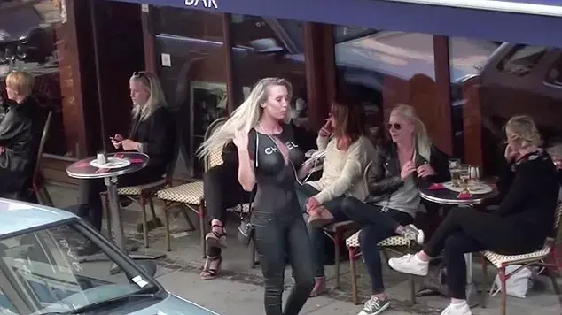 דוגמנית ערומה וצבועה בצבע גוף הולכת ברחוב בדנמרק דוגמנית ערומה וצבועה בצבע גוף הולכת ברחוב בדנמרק