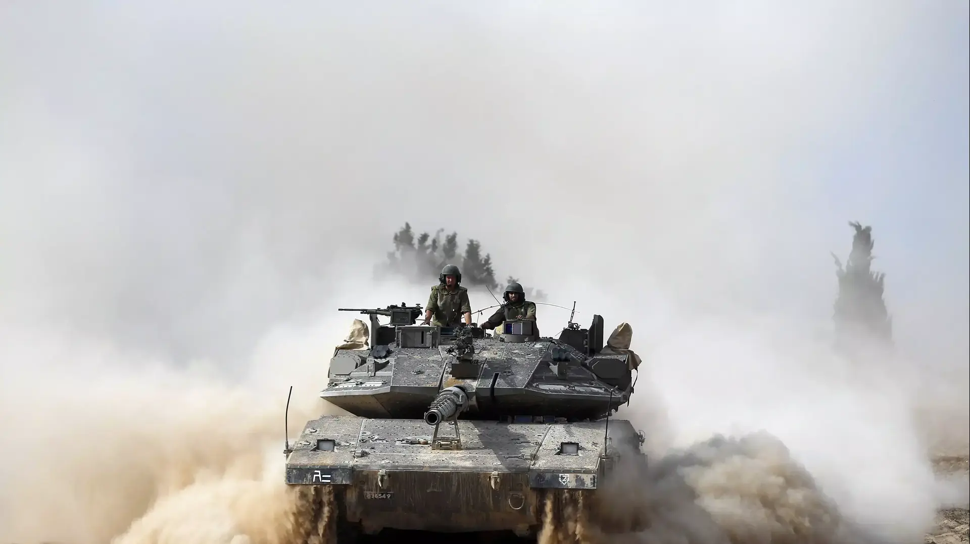 חיילי צה"ל רוכבים בטנק באזור דרום רצועת עזה, יולי 2014 חיילי צה"ל רוכבים בטנק באזור דרום רצועת עזה, יולי 2014