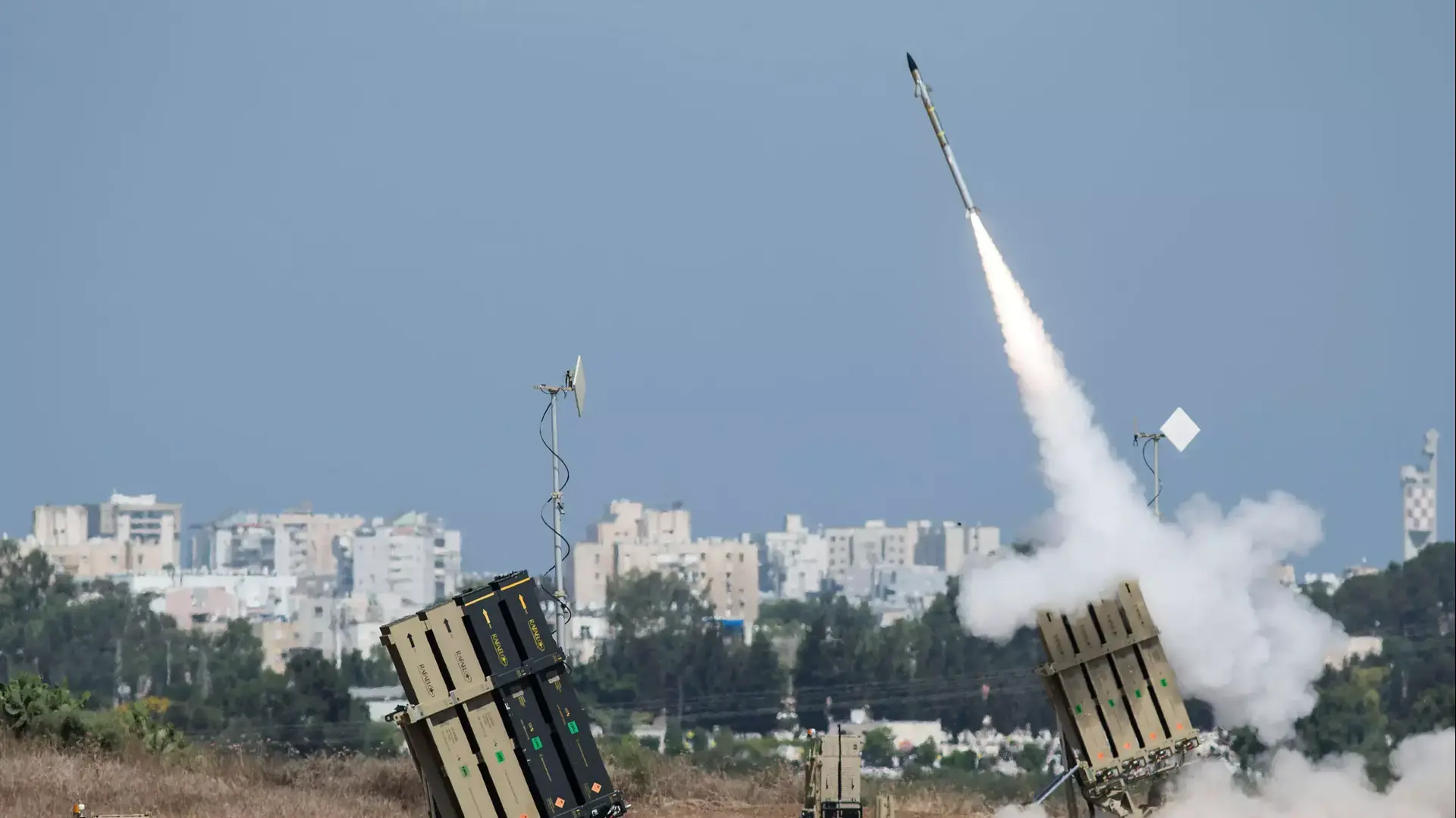כיפת ברזל משגרת טיל מיירט לעבר רקטות ליד העיר אשדוד  8 ביולי 2014