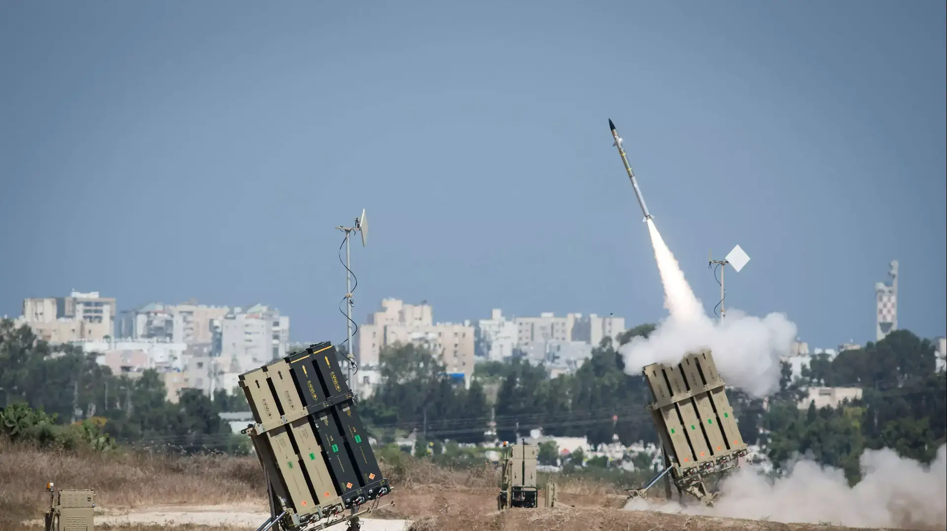 כיפת ברזל משגרת טיל מיירט לעבר רקטות ליד העיר אשדוד 8 ביולי 2014 כיפת ברזל משגרת טיל מיירט לעבר רקטות ליד העיר אשדוד 8 ביולי 2014