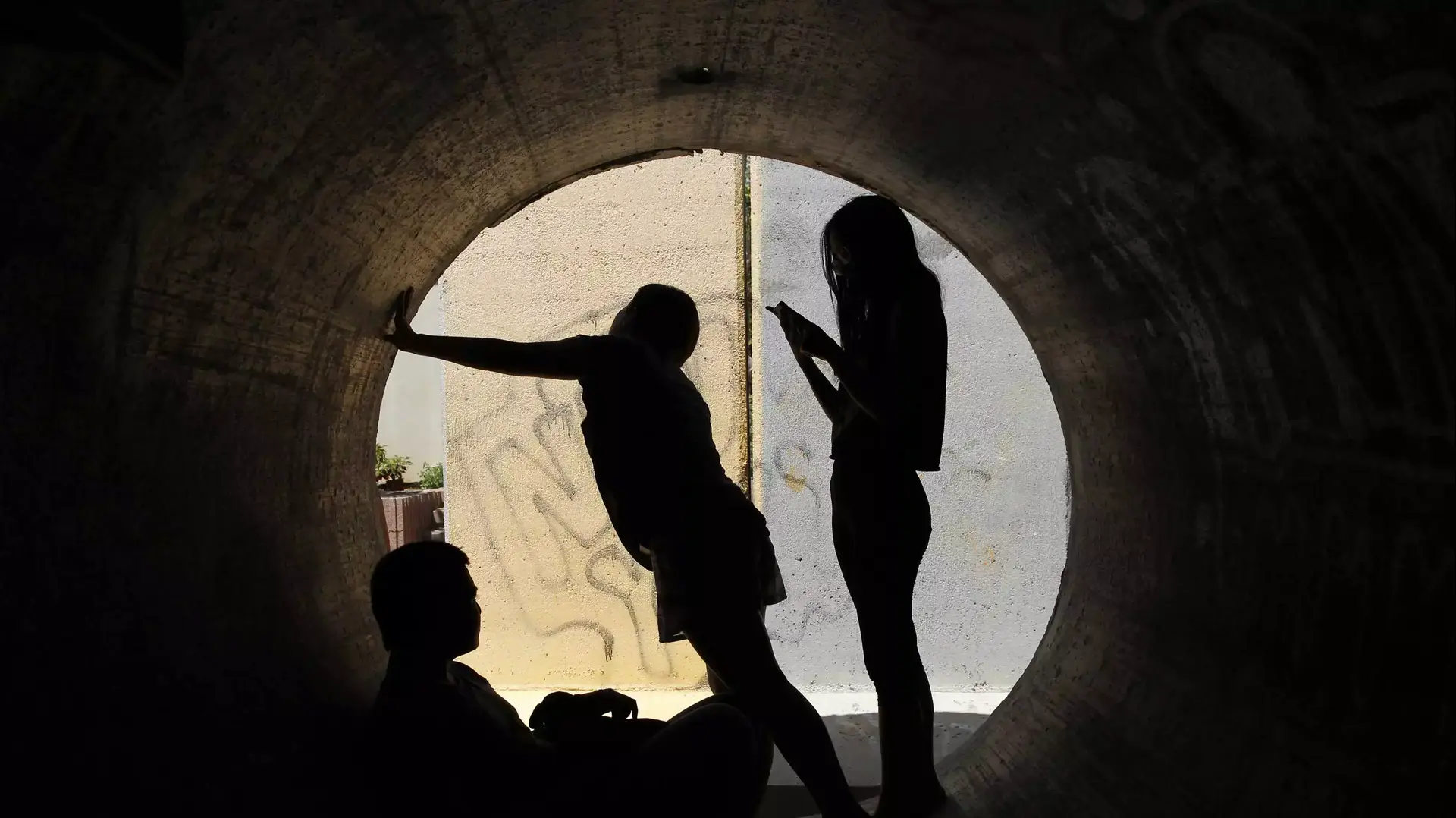 ילדים תופסים מחסה בצינור בטון בזמן אזעקת צבע אדום ליד אשדוד. יולי 2014 ילדים תופסים מחסה בצינור בטון בזמן אזעקת צבע אדום ליד אשדוד. יולי 2014