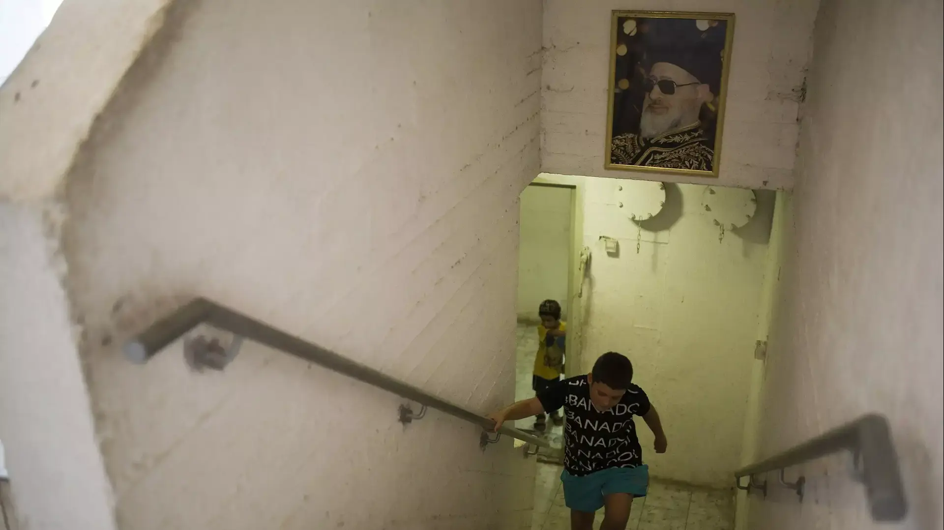 תושבי אשקלון מסתתרים בזמן אזעקה בעת שיגור רקטות לעבר העיר  8 ביולי 2014