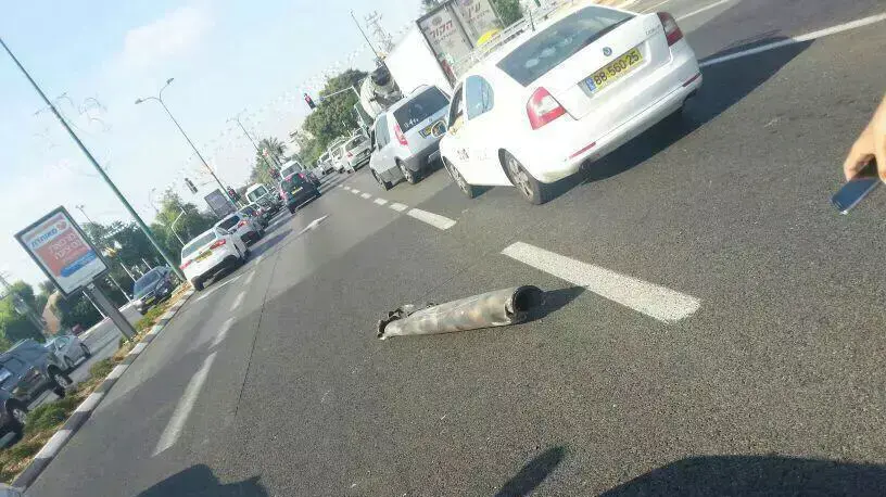 רקטה באמצע הכביש בנס ציונה. יולי 2014