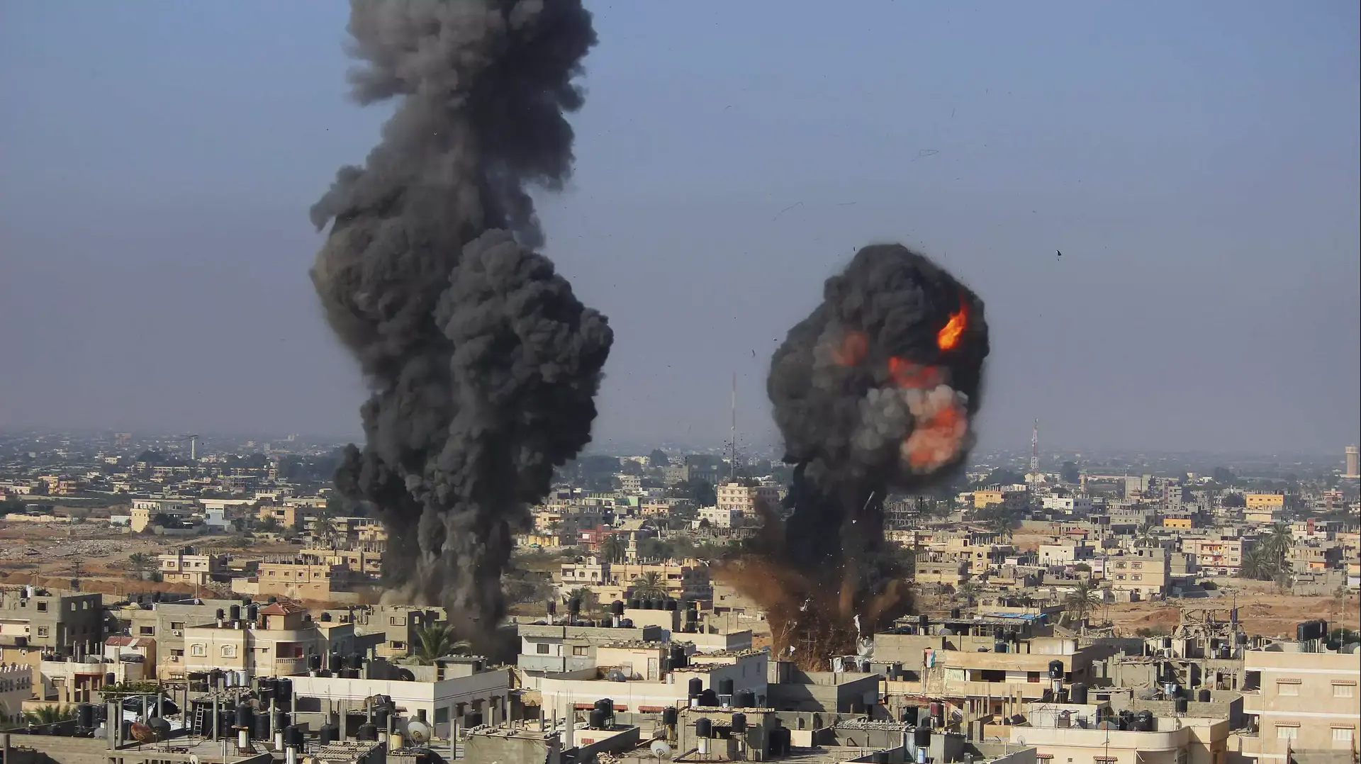 עשן מיתמר מעל מבנים ברפיח בדרום רצועת עזה במבצע "צוק איתן", יולי 2014 עשן מיתמר מעל מבנים ברפיח בדרום רצועת עזה במבצע "צוק איתן", יולי 2014