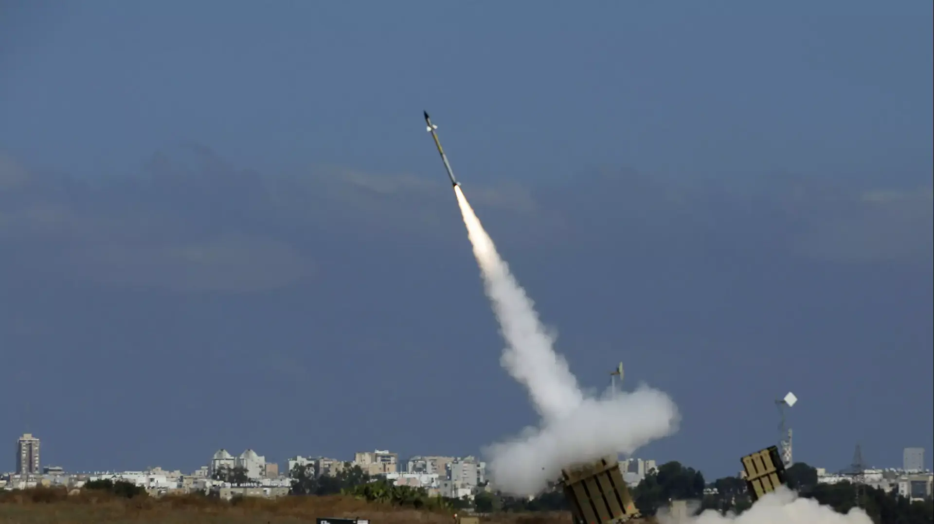 טיל יירוט נורה ממערכת כיפת ברזל באזור אשדוד במבצע "צוק איתן", יולי 2014 טיל יירוט נורה ממערכת כיפת ברזל באזור אשדוד במבצע "צוק איתן", יולי 2014