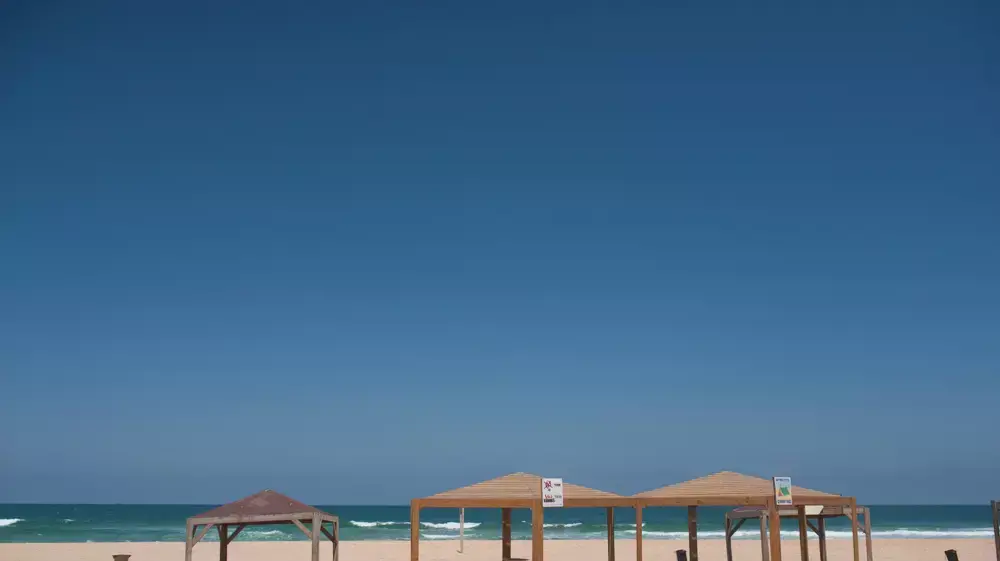 חוף זיקים מיותם בשל המתיחות בדרום. יולי 2014 חוף זיקים מיותם בשל המתיחות בדרום. יולי 2014