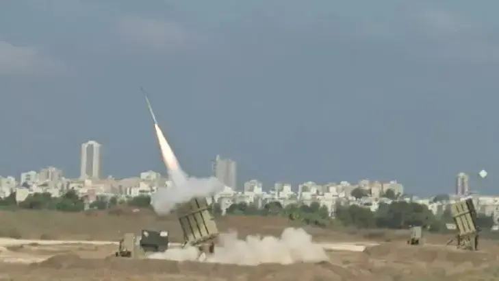 היום השני למבצע: שיגורים לגוש דן, תקיפות ברצועה
